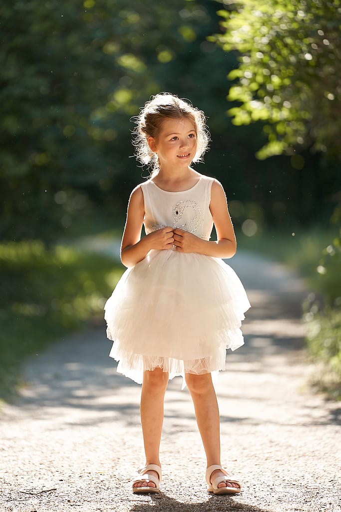 5-ročná Lili v bielych tutu šatách Luna Luna Cygne